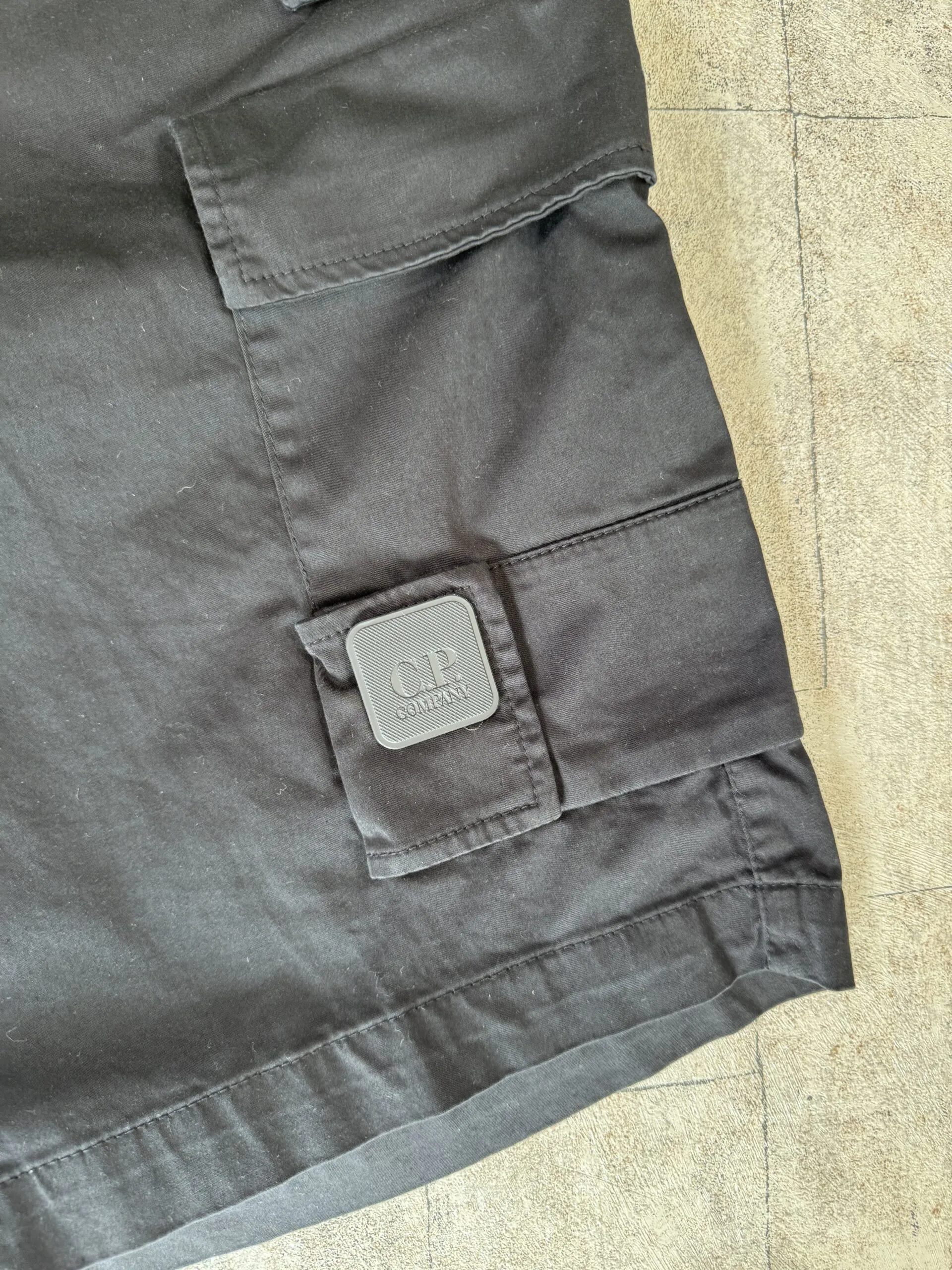 C.P. COMPANY METROPOLIS SERIES STRETCH SATEEN CARGO SHORTS